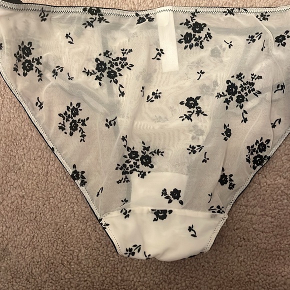 Gilligan  & OMalley New Panties with Black Velvet Flowers Size L - Picture 3 of 3
